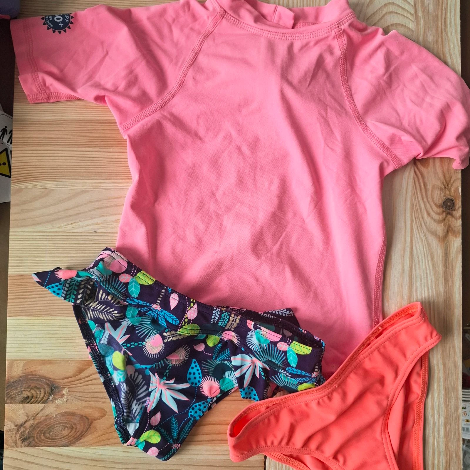 🩷 Lote Decathlon / Nabaiji – T-shirt anti-UV FPS 50+ + 2 culottes de banho – 4/5 anos – estado como novo – photo 6